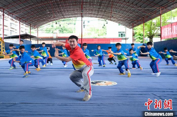 武术世界冠军赵庆建为孩子们进行武术动作示范训练。　何蓬磊 摄