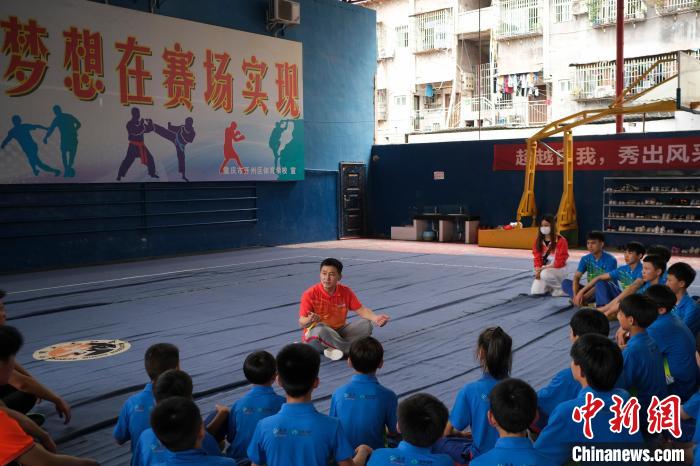 武术世界冠军赵庆建为孩子们进行训练指导。　何蓬磊 摄