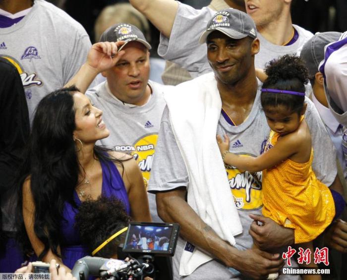 资料图:科比与家人在一起。 资料图:科比与家人在一起。