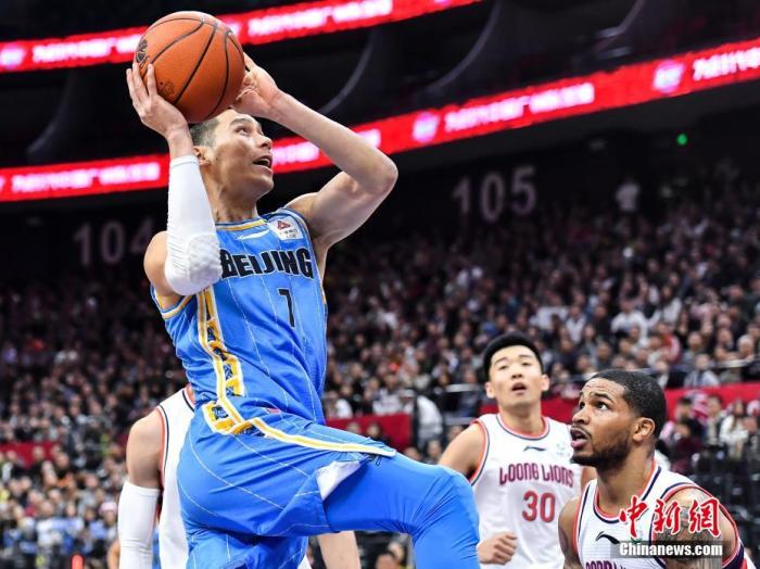 林书豪(左)在比赛中上篮。/p中新社记者 陈骥旻 摄