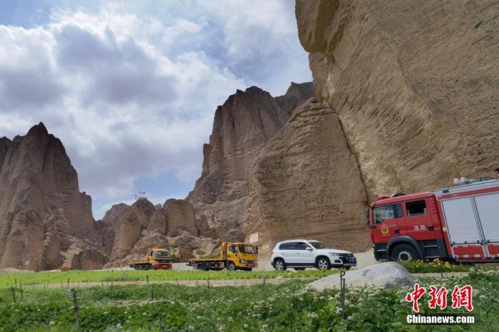 5月23日,救援人员在甘肃白银市景泰县黄河石林景区进行休整。 中新社记者 魏建军 摄 5月23日,救援人员在甘肃白银市景泰县黄河石林景区进行休整。 /p中新社记者 魏建军 摄