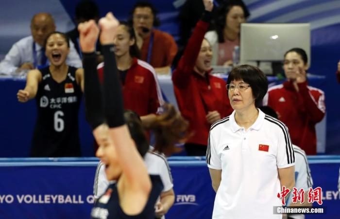 资料图：2019年东京奥运会女排预选赛上，郎平在场边指挥。汤彦俊 摄