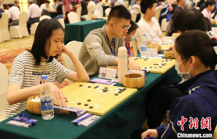 业余围棋选手对弈。 殷奕丹 摄 业余围棋选手对弈。 殷奕丹 摄
