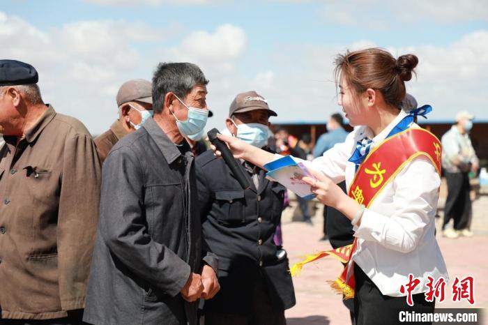 当地老百姓在进行奥运知识答题 “为奥运喝彩”组委会供图 当地老百姓在进行奥运知识答题 “为奥运喝彩”组委会供图