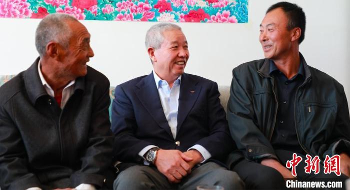 国际奥委会副主席于再清走访当地农户 “为奥运喝彩”组委会供图 国际奥委会副主席于再清走访当地农户 “为奥运喝彩”组委会供图