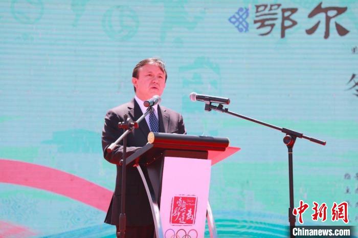 鄂尔多斯市副市长刘建勋致辞 “为奥运喝彩”组委会供图 鄂尔多斯市副市长刘建勋致辞 “为奥运喝彩”组委会供图