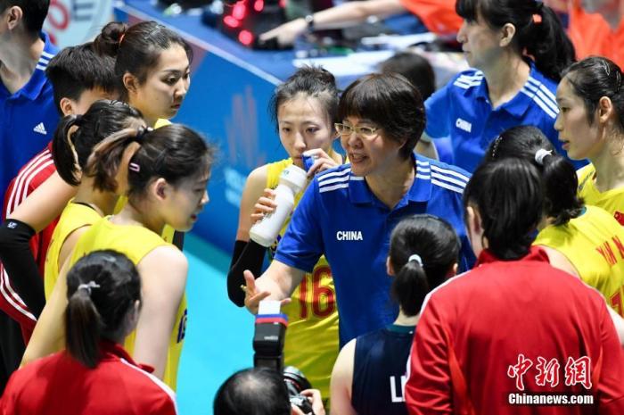 资料图：郎平在2019年世界女排联赛香港站的比赛中指挥队员。