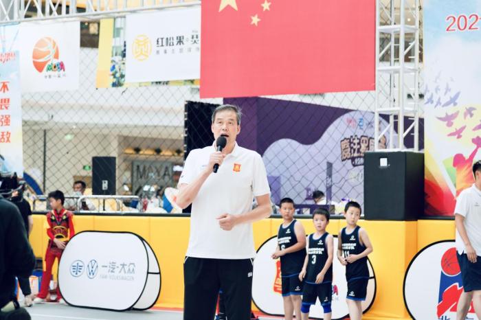 北京市篮球运动协会副秘书长薛正武宣布开幕。组委会供图