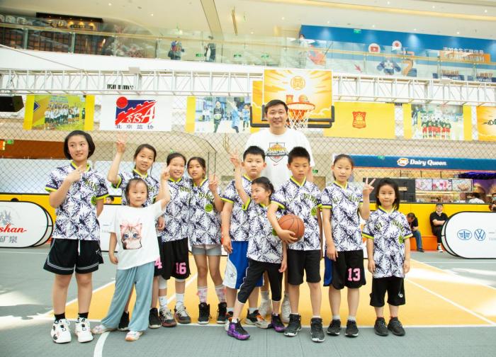 中国篮球名宿张劲松为选手加油。组委会供图