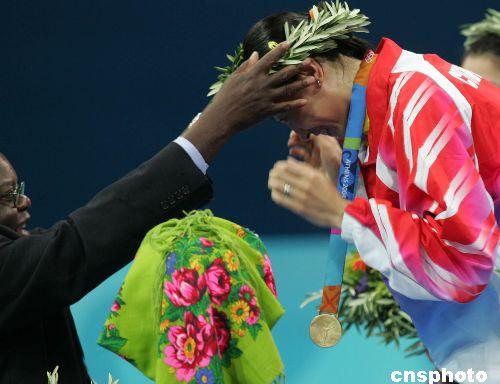 2004年雅典奥运会，29岁的张宁首次夺得奥运女单冠军。/p中新社记者 任晨鸣 摄