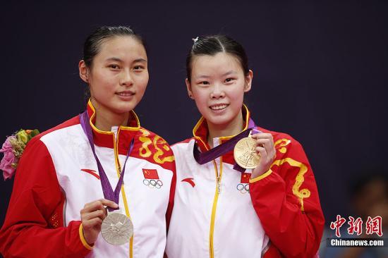伦敦奥运会羽毛球女单决赛，中国选手李雪芮击败队友王仪涵夺得金牌。记者 盛佳鹏 摄