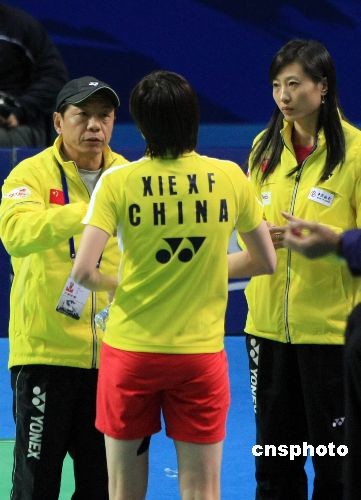 在上海举行的2008年中国羽毛球公开赛展开正赛首轮争夺，中国羽坛老将、北京奥运会女单冠军张宁(图右)，上任国家队女单教练后首次亮相赛场督战，格外引人关注。