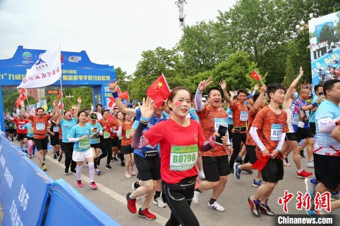 陕西宝鸡·麟游夏季半程马拉松赛13日开跑。　陕西省体育局 摄