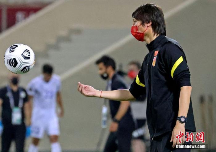 比赛中的国足主帅李铁。 图片来源：视觉中国
