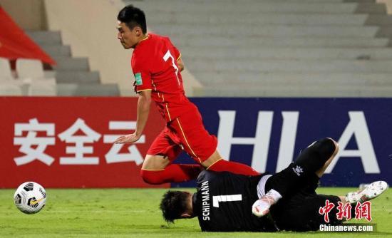 资料图:对阵菲律宾的比赛中,武磊突入禁区被出击的门将放倒,国足获得点球。 图片来源:视觉中国 资料图:对阵菲律宾的比赛中,武磊突入禁区被出击的门将放倒,国足获得点球。 图片来源:视觉中国