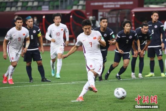 资料图:5月30日晚,在江苏苏州举行的2022年卡塔尔世界杯预选赛亚洲区40强赛中,中国队(白)以7比0战胜关岛队。图为中国队球员武磊罚点球。 中新社记者 泱波 摄 资料图:5月30日晚,在江苏苏州举行的2022年卡塔尔世界杯预选赛亚洲区40强赛中,中国队(白)以7比0战胜关岛队。图为中国队球员武磊罚点球。 /p中新社记者 泱波 摄