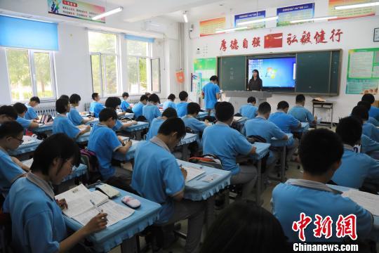 资料图：学生上课中。 沈殿成 摄