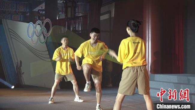 上海体育学院的学生在表演花式跳绳 张践 摄