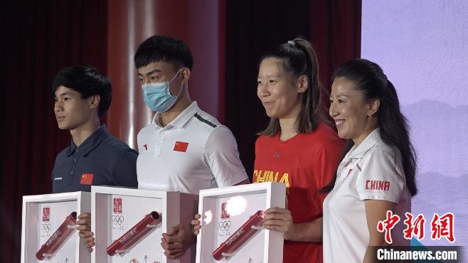北京2022年冬奥会运动员委员会主席杨扬在现场为在上海体育学院集训的国家队代表赠送奥运接力棒 张践 摄