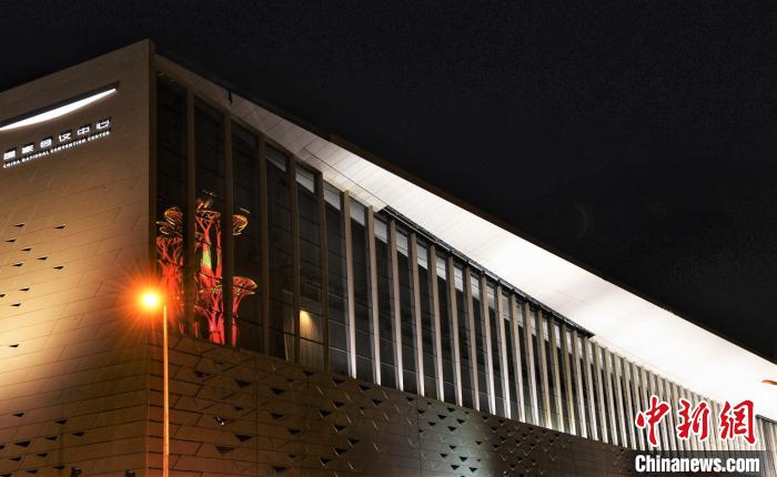 夜色中的北京2022年冬奥会主媒体中心。　北京市重大办供图