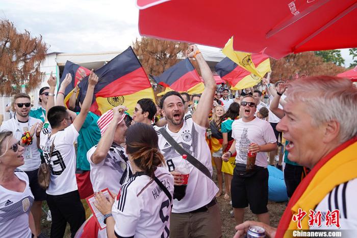 2018年世界杯，德国队与瑞典队的比赛在索契举行。开赛前，德国队球迷狂欢造势。 /p中新社记者 毛建军 摄