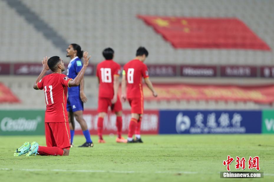 国足前锋阿兰在比赛中庆祝进球。图片来源：视觉中国