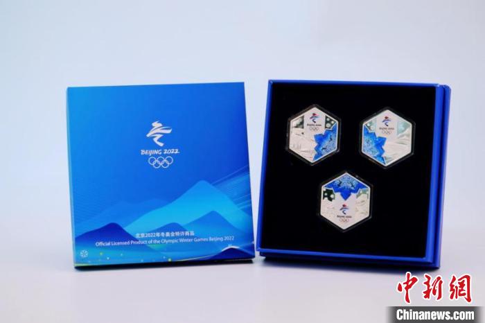 图为“冰蓝晶韵”纪念银章套装。　北京冬奥组委供图