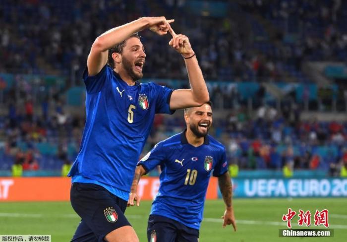 意大利球员洛卡特利在比赛中庆祝。