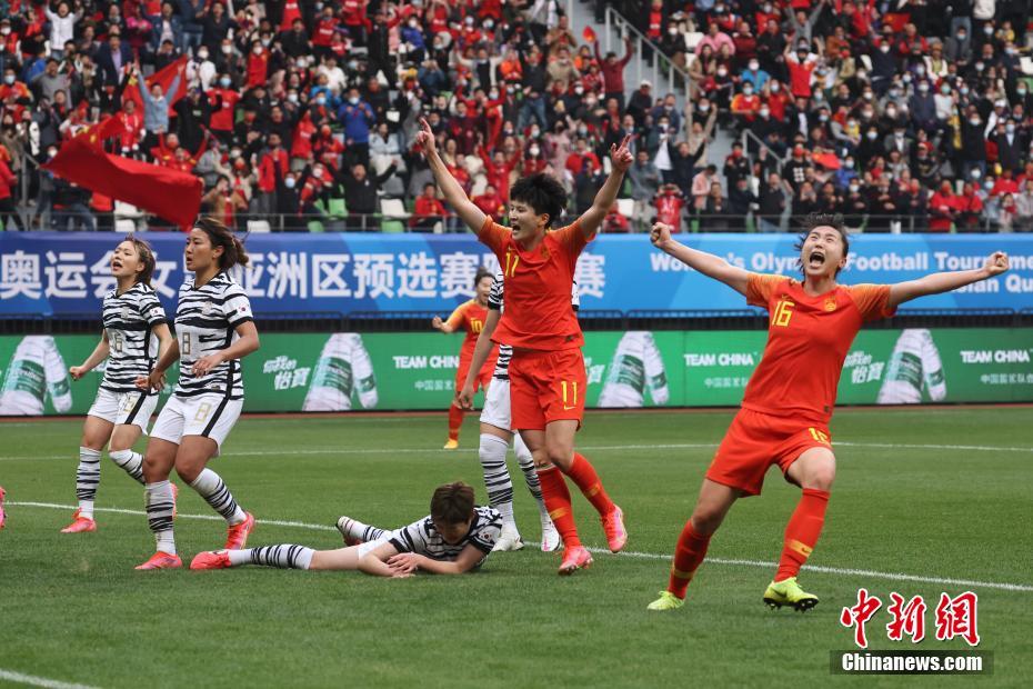 4月13日，东京奥运会女足亚洲区预选赛附加赛第二回合的比赛中，中国队通过加时赛以2比2战平韩国队，从而以总比分4比3胜出，晋级东京奥运会。 /p中新社记者 泱波 摄