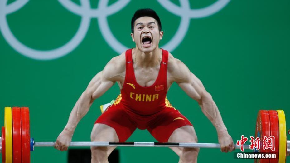 2016里约奥运会男子举重69公斤级决赛，中国选手石智勇表现出色获得冠军。 /p中新网记者 盛佳鹏 摄