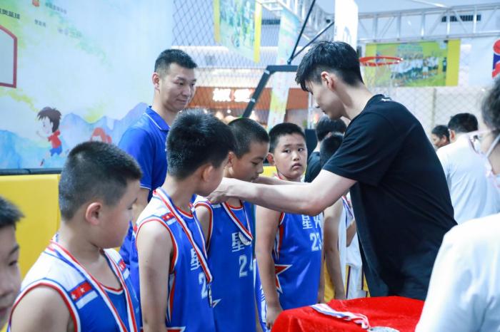 王俊杰为小球员们颁奖。主办方供图 王俊杰为小球员们颁奖。主办方供图