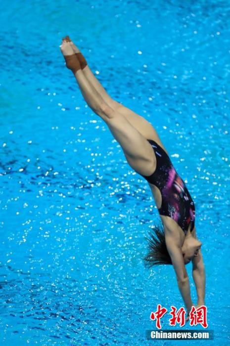 资料图：图为2021年全国跳水冠军赛上，重庆选手施廷懋入水瞬间。 张亨伟 摄