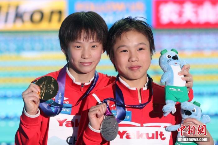 资料图：2019年7月17日，中国选手陈芋汐(左)与卢为合影。当日，在韩国光州举行的世界游泳锦标赛跳水女子十米台决赛中，中国选手陈芋汐以439分夺得冠军，中国选手卢为以377.80分获得亚军。/p中新社记者 韩海丹 摄