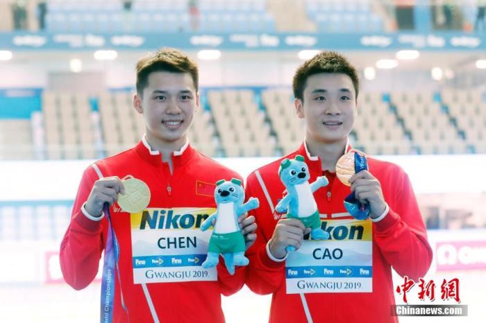 资料图:2019年7月15日,中国选手曹缘/陈艾森合影。当日,在韩国光州举行的2019光州游泳世锦赛男子双人十米台决赛中,中国选手曹缘/陈艾森以486.93分夺得冠军。中新社记者 韩海丹 摄 资料图:2019年7月15日,中国选手曹缘/陈艾森合影。当日,在韩国光州举行的2019光州游泳世锦赛男子双人十米台决赛中,中国选手曹缘/陈艾森以486.93分夺得冠军。/p中新社记者 韩海丹 摄