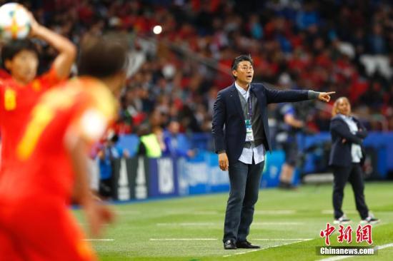当地时间6月13日，中国队主教练贾秀全在场边指挥。当日，在法国巴黎举行的2019年国际足联女足世界杯B组小组赛中，中国队以1比0战胜南非队。/p中新社记者 富田 摄