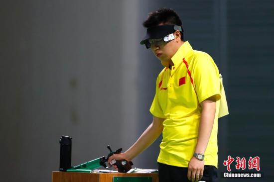 当地时间8月6日，里约奥运会男子10米气手枪决赛，中国选手庞伟以180.4环的成绩获得第三名，摘得一枚铜牌。/p中新网记者 富田 摄