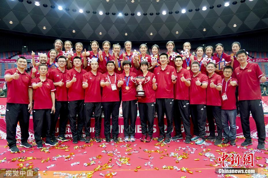 资料图：2019年女排世界杯颁奖仪式上，中国女排登上世界杯最高领奖台，实现了三大赛十冠王的壮举。图片来源：视觉中国