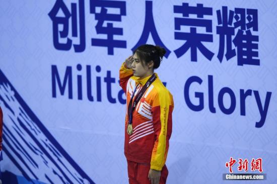 资料图：张雨霏在颁奖仪式上。/p中新社记者 何蓬磊 摄