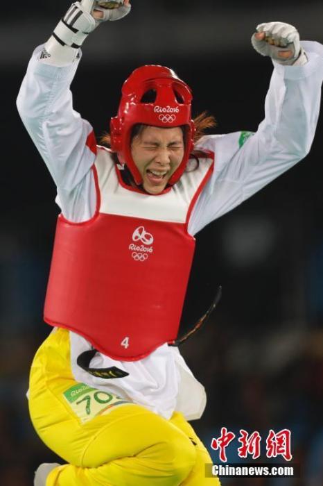 资料图：郑姝音里约奥运夺冠后庆祝。/p中新网记者 盛佳鹏 摄
