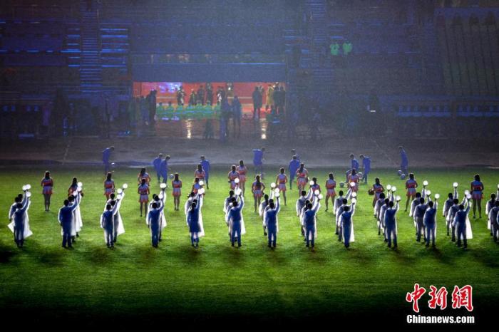 4月24日，演员在开幕式上表演。当日，2021赛季中国足球协会甲级联赛开幕式在武汉五环体育中心体育场举行。/p中新社记者 张畅 摄