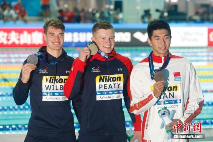 资料图：在韩国光州举行的2019国际泳联世界游泳锦标赛男子100米蛙泳决赛中，半决赛打破亚洲纪录的中国选手闫子贝(右一)以58秒63的成绩再一次刷新亚洲纪录，为中国游泳摘得铜牌。/p中新社记者 韩海丹 摄