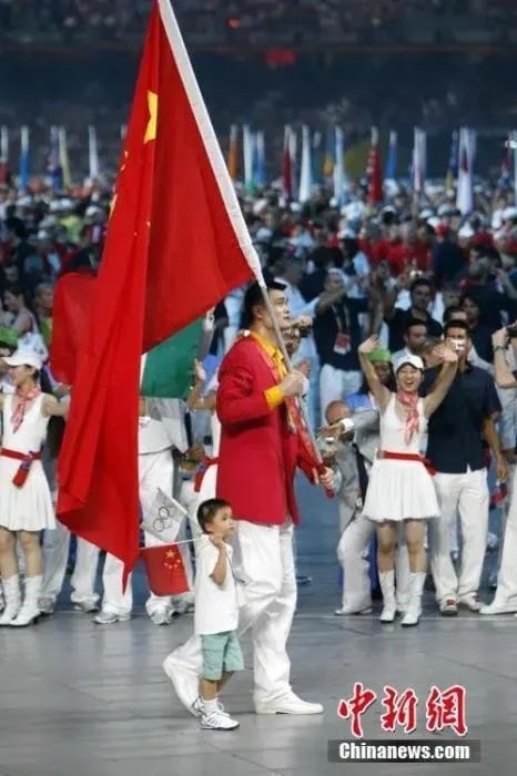 北京奥运会开幕式上，中国代表团旗手姚明。/p中新社记者 杜洋 摄