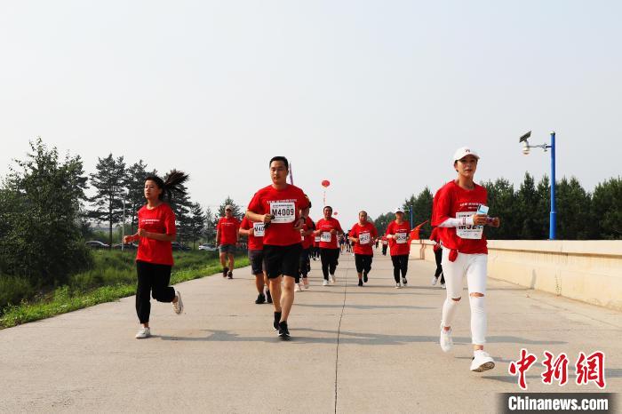 选手们沿江奔跑。　邵天李 摄
