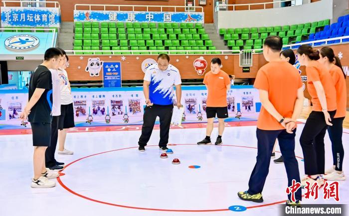 7月18日，第二届“京宝儿”杯京津冀冰蹴球大赛北京赛区选拔赛在北京月坛体育馆举办。　北京市西城区体育局供图