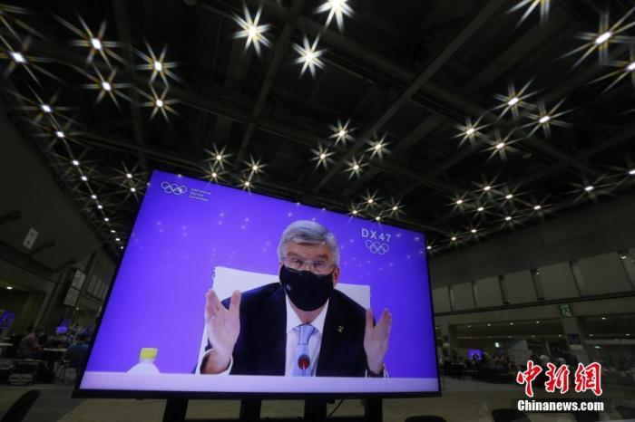 图为东京奥运主新闻中心播放的全会画面。 /p中新社记者 韩海丹 摄