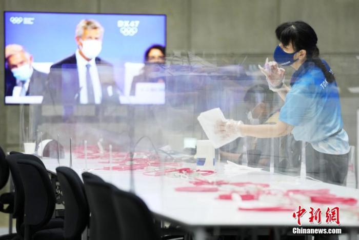 当地时间7月20日，一名工作人员在东京奥运主新闻中心的媒体工作区内进行消毒工作。 /p中新社记者 韩海丹 摄