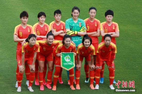 资料图：2月10日，2020东京奥运会女足亚洲区预选赛B组比赛在悉尼进行。中国队(红)以5：0战胜中国台北队，赢得小组出线，晋级附加赛。图为比赛前中国女足队员合影。/p中新社记者 陶社兰 摄 鍏