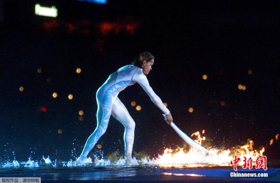 悉尼还把水与火完美地结合在一起，在瀑布中央点燃圣火极大地刺激了人类的想像力，奥运会开幕式也因此成为了各主办国竞逐各自创意的舞台。开幕式上点燃圣火的运动员，身穿银色连体防水服，在瀑布背景下点燃火炬，上演了一幕“水中燃火”的精彩大戏。