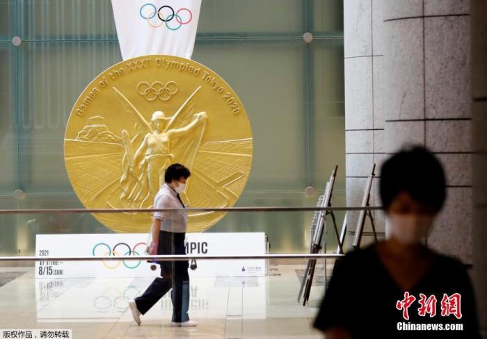 日本桥三井大厦内挂起了一枚巨大的“奥运金牌”，为东京奥运会奖牌的大型复制品。