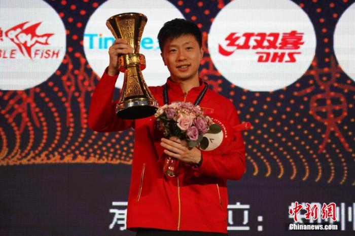 2020国际乒联总决赛，男单冠军马龙在颁奖仪式上捧杯。/p中新社记者 阚力 摄
